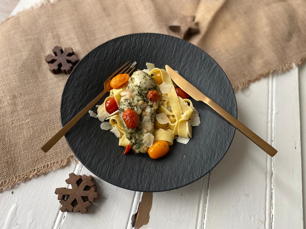 Pappardelle met kip gemarineerd in pesto en kruidenboter Koken op den