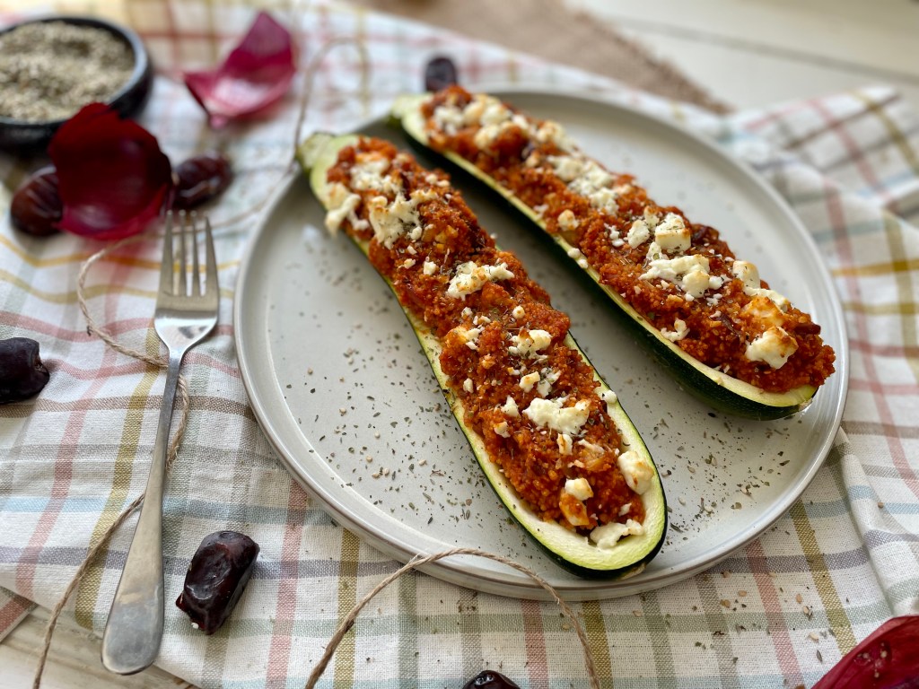 Courgettes opgevuld met couscous en feta Koken op den berg